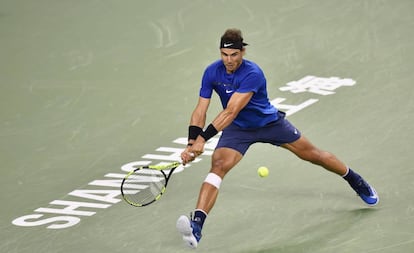 Nadal, con la rodilla vendada, en Shanghái.