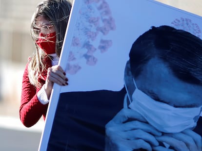 Manifestante segura cartaz com foto do presidente Jair Bolsonaro durante um protesto em Brasília, em 7 de agosto.