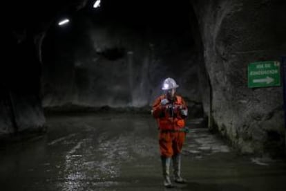 Un trabajador de la mina de cobre El Teniente, de la empresa pública Codelco en Rancagua (Chile).