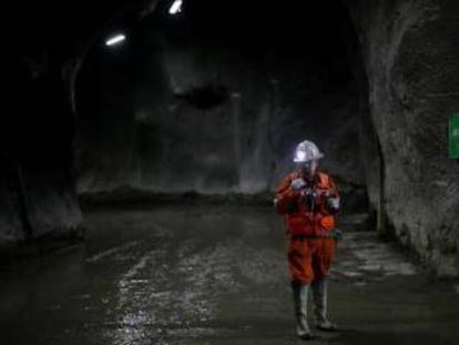 Un trabajador de la mina de cobre El Teniente, de la empresa pública Codelco en Rancagua (Chile).