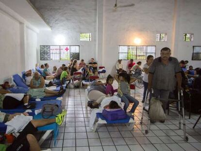 Alberg amb refugiats per l'huracà a Puerto Vallarta.