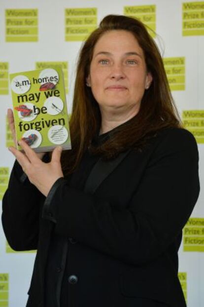 A. M. Homes muestra el libro con el que ha ganado el Women´s Prize for Fiction.