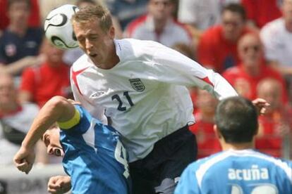 Crouch remata por encima de Gamarra en uno de sus 31 toques de balón con la cabeza durante el partido de ayer.