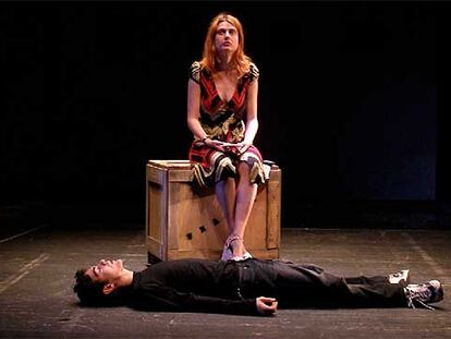 Natalie Pinot y Carlos Jiménez Alfaro, en una escena de <i>El chico de la última fila.</i>