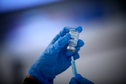 Preparación de la vacuna contra la covid-19 en el dispositivo puesto en marcha en las instalaciones del Wanda Metropolitano.
