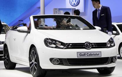 Un visitante en el Salón del Automóvil de Pekin, prueba el Golf Cabriolet