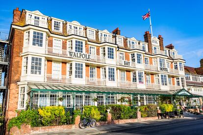 Cliftonville, en Margate (Reino Unido). Es el hogar de una de las comunidades artísticas más prósperas del Reino Unido, en gran parte debido al éxodo de jóvenes londinenses que se han mudado a la zona atraídos por sus viviendas asequibles. Su cercanía al mar es otro incentivo. Margate es la clásica ciudad costera de Inglaterra, pero este barrio tiene un alma que lo asemeja más a Londres. La columna vertebral del vecindario es Northdown Road, que se extiende desde el casco antiguo hasta Palm Bay. Northdown, que hasta hace poco era un desfile de tiendas benéficas y casas de apuestas, ahora alberga tiendas de discos, cafés, locales de ambiente y galerías de arte. 