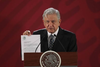 El presidente de México, Andrés Manuel López Obrador, con la iniciativa para cambiar la reforma educativa.