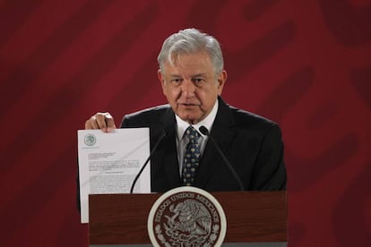 El presidente de México, Andrés Manuel López Obrador, con la iniciativa para cambiar la reforma educativa. 