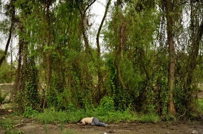 Un cadáver de la serie de Fernando Brito 'Tus pasos se perdieron en el paisaje'.