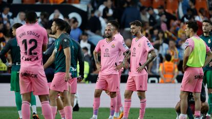 Los jugadores del Espanyol se lamentan tras confirmar su descenso a segunda división en el estadio de Mestalla (Valencia).