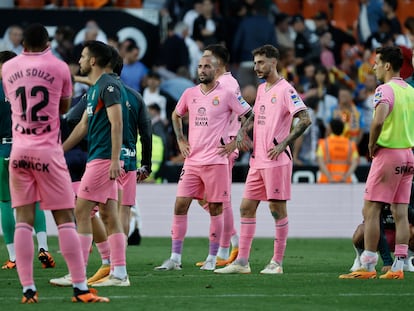 Los jugadores del Espanyol se lamentan tras confirmar su descenso a segunda división en el estadio de Mestalla (Valencia).