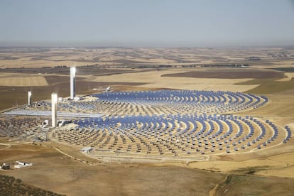 Planta solar de Sol&uacute;car, en Sanl&uacute;car la Mayor (Sevilla). 