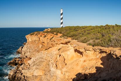 El faro de la Punta de Moscarter, a las afueras de Portinatx.