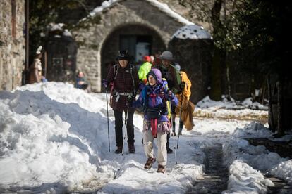 Un grupo de peregrinos que realiza el Camino de Santiago llega a la localidad de O Cebreiro, Lugo.