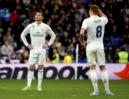  Los jugadores del Real Madrid Cristiano Ronaldo (i) y Toni Kroos tras el tercer gol de la UD Las Palmas.