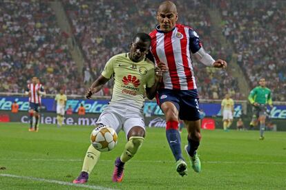 Quintero disputa un balón contra Salcido.