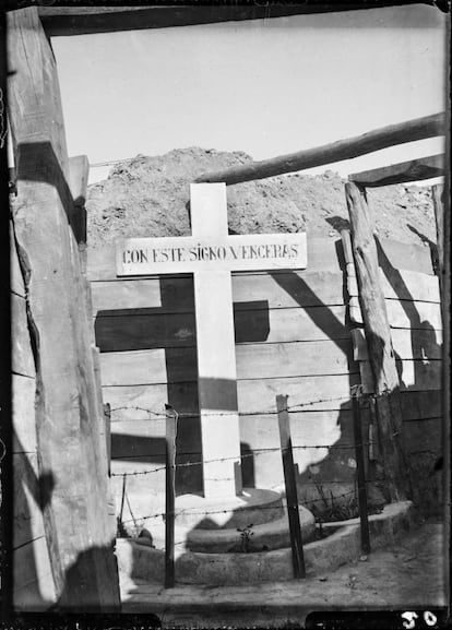En una de las trincheras situada en el Parque del Oeste, Fernando Silván fotografió esta cruz que pretendía dar fuerza a las tropas franquistas.