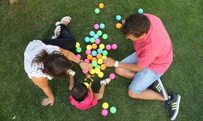 Una pareja con su hija adoptada.