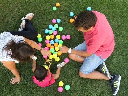 Una pareja con su hija adoptada.