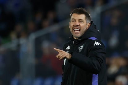 GETAFE (MADRID), 22/11/2024.- El entrenador del Real Valladolid, el uruguayo Paulo Pezzolano, durante el partido de LaLiga entre el Getafe y el Real Valladolid, este viernes en el Coliseo de Getafe. EFE/ Juanjo Martín
