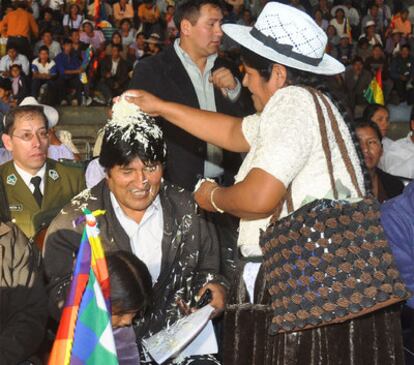 Una campesina felicita a Morales tras ser reelegido el lunes como máximo dirigente de los cocaleros.