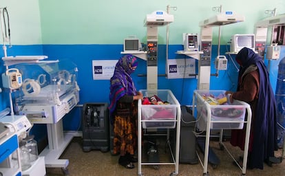 Rehana, de 12 meses, padece desnutrición aguda grave y neumonía y está internada en el Hospital Provincial de Qale Now. La ONU, a través de Unicef y con apoyo del Banco Asiático de Desarrollo, invierte en salud materna, neonatal e infantil en nueve provincias del oeste y el sur de Afganistán. En el caso de las unidades de recién nacidos, ambas instituciones han conseguido equipar 13 con calentadores radiantes para bebés, incubadoras y material médico. Calculan que sus intervenciones este año salvarán 5,3 millones de vidas. 