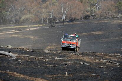 Un vehículo de bomberos en la zona de Bookham en Nueva Gales del Sur (Australia). Los bomberos continúan luchando en el sudeste de Australia las 24 horas contra los peligrosos incendios de matorrales alimentados por las altas temperaturas que se están registrando