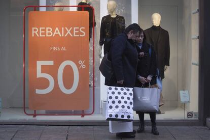 Dues dones davant d'un comerç del carrer Portaferrissa.