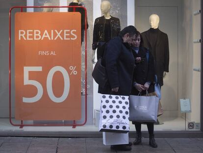 Dues dones, davant d'un comerç del carrer Portaferrissa.