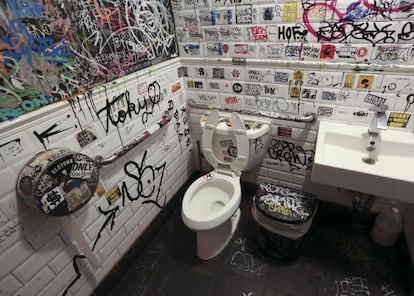 Foto de un baño de un restaurante en el barrio neoyorquino de Williamsburg.