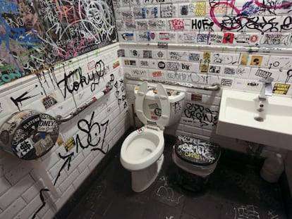 Foto de un ba&ntilde;o de un restaurante en el barrio neoyorquino de Williamsburg.