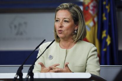 La diputada de Coalición Canaria, Ana Oramas, durante la rueda de prensa ofrecida en el Congreso tras su encuentro con el rey Felipe VI en el Palacio de la Zarzuela.