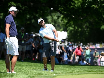 Jon Rahm junto a Phil Mickelson durante un entrenamiento del US Open este martes en Brookline, Massachusetts.