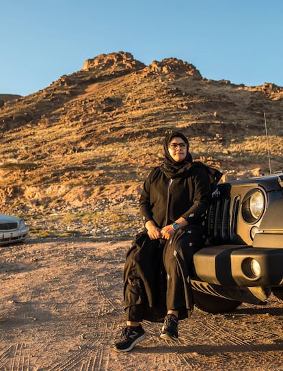 Nora Al-Sheneifi, a quien enseñaron a conducir su padre y sus hermanos mayores cuando apenas tenía 12 años, junto a su Jeep en el monte Uhud, en Medina. Dice que siempre ha conducido, y sigue haciéndolo a pesar de no haber podido obtener un carné porque en Medina aún no hay autoescuela.