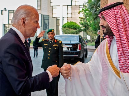 El presidente de EEUU, Joe Biden, y el príncipe heredero saudí, Mohamed bin Salmán, se saludan con los puños durante la visita del inquilino de la Casa Blanca a Arabia Saudí en julio.
