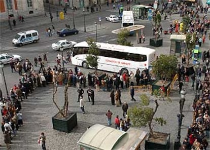 Cientos de personas han hecho cola en las distintas unidades móviles instaladas en Madrid. En la imagen, la Puerta del Sol.