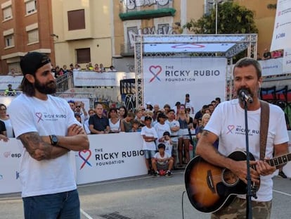 Ricky y Pau Donés, en el acto de la fundación de este jueves.