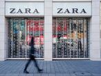 FILED - 18 March 2020, Baden-Wuerttemberg, Mannheim: A pedestrian walks past a closed Zara branch amid rising fears of the Coronavirus outbreak. Inditex, the Spanish owner of Zara has announced the closure of 3,785 stores globally due to the outbreak of coronavirus (SARS-CoV-2). Photo: Uwe Anspach/dpa


18/03/2020 ONLY FOR USE IN SPAIN