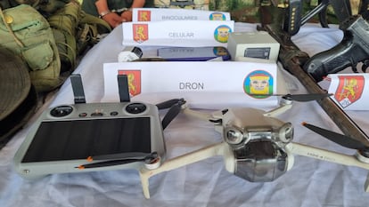 Un dron confiscado por elementos del ejército, en la vereda La Trinidad de Garzón, Huila, en Colombia, el 27 de marzo de 2024.