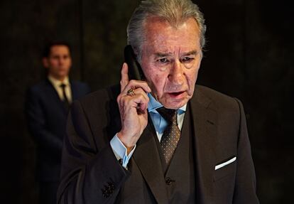 Una escena de 'Muñeca de porcelana', con José Sacristán en primer plano y Javier Godino al fondo.