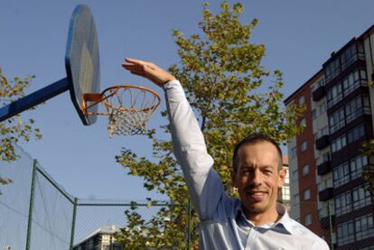 Carlos Cortés posa en una cancha de baloncesto en A Coruña.