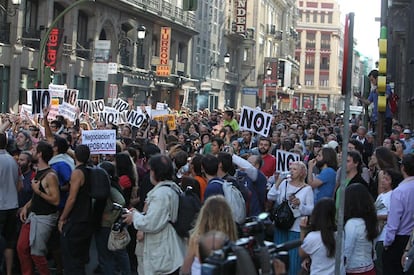 Cientos de manifestantes se concentran ante la sede de la Cámara Baja, a unos 500 metros del campamento de los indignados en la Puerta del Sol.