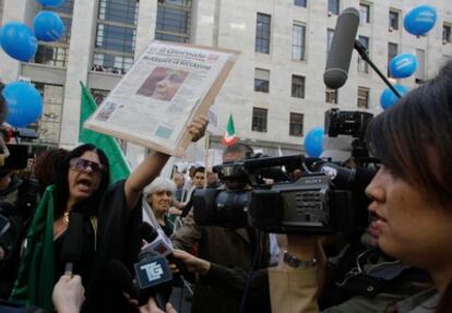 Seguidores a favor del primer ministro italiano Silvio Berlusconi se concentran frente a las puertas del tribunal de Milán en su segunda comparecencia en ocho años ante la justicia.