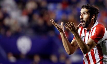 Raúl García gesticula durante el partido de liga contra el Levante.