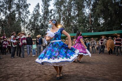 Dos mujeres bailan con su atuendo tradicional al interior del ruedo.