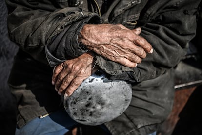 Un anciano sostiene su cazo durante un reparto de comida en Rafah, el 25 de febrero de 2024. 