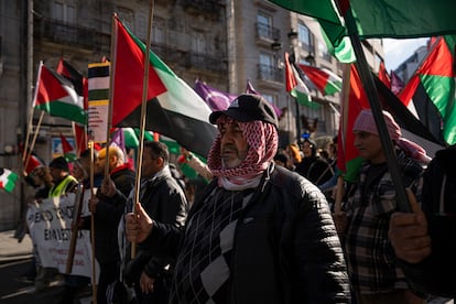 Decenas de personas con banderas palestinas durante la manifestación en contra de la guerra en la franja de Gaza, este sábado en el centro de Vigo (Galicia).