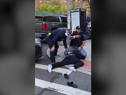 Captura de video del arresto de la policía de Nueva York durante la aplicación de distanciamiento social en East Village.