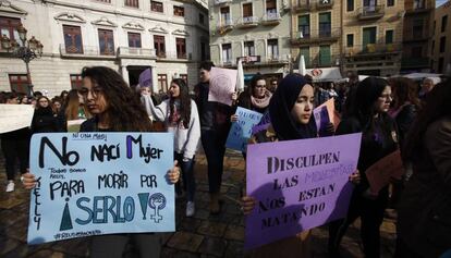 Companyes de la jove assassinada es concentren davant de l'Ajuntament de Reus.